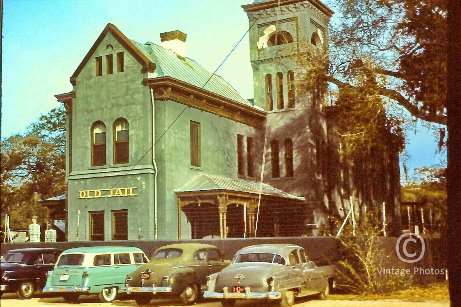 1950s American Old Jail House - Classic Cars